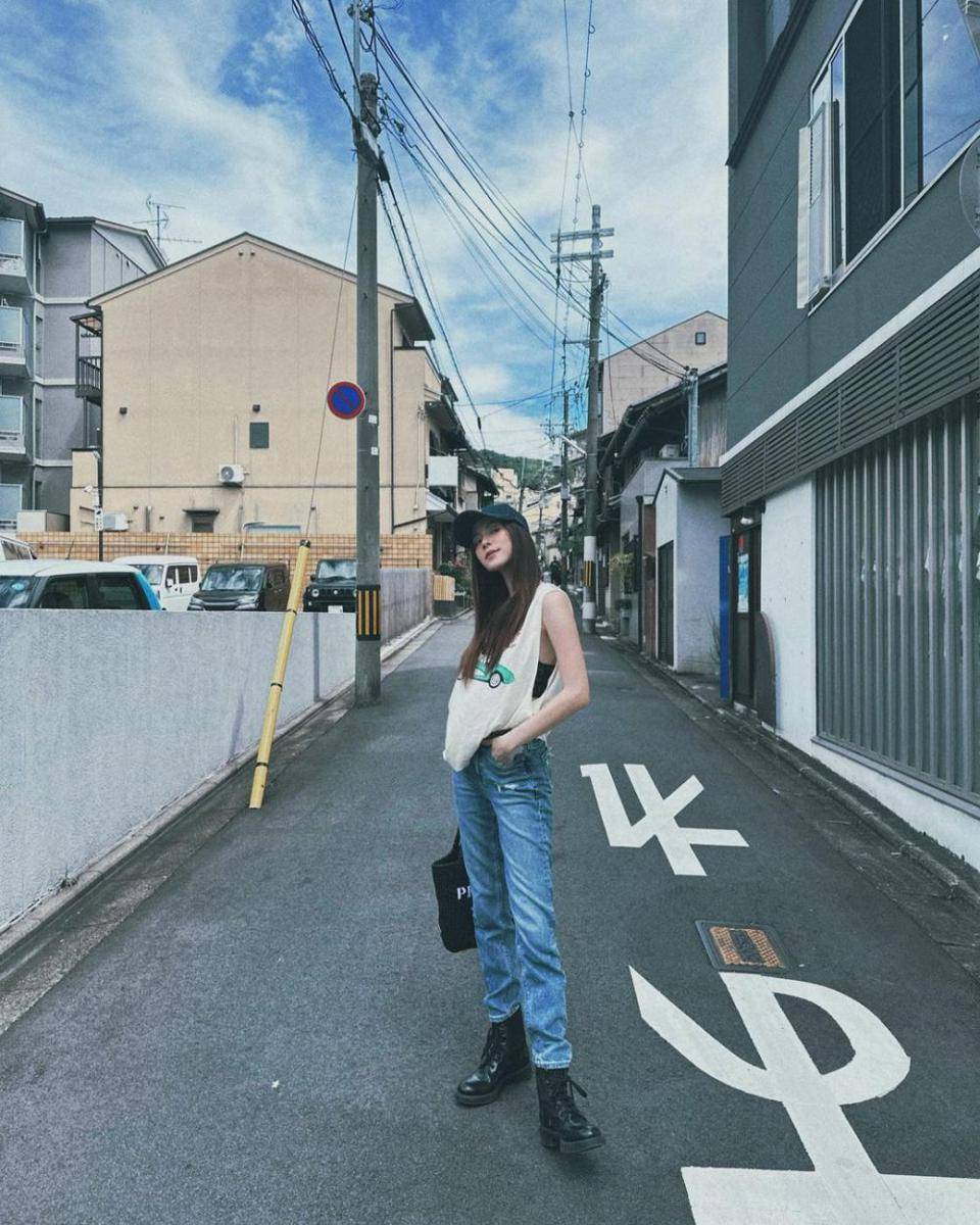 outfit hangout pakai boots ala Baifern Pimchanok (instagram.com/baifernbah)