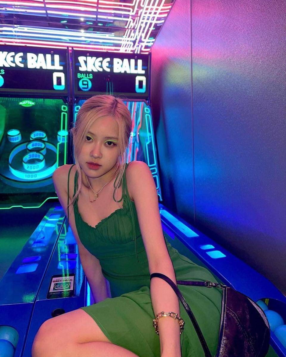 inspirasi outfit y2k ala Rose BLACKPINK (instagram.com/roses_are_rosie)