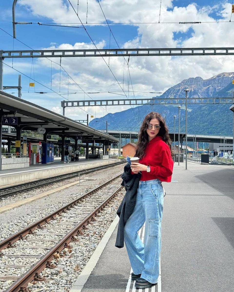 outfit hangout pakai boots ala Baifern Pimchanok (instagram.com/baifernbah)
