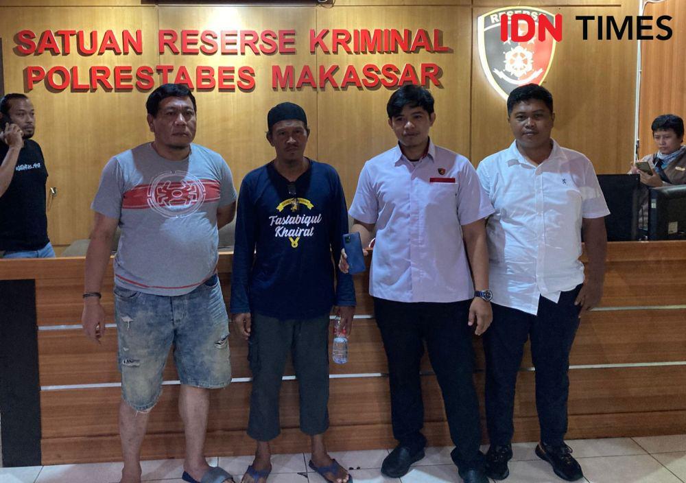 Subhan (baju hitam) diperiksa polisi. IDN Times/Faisal Mustafa