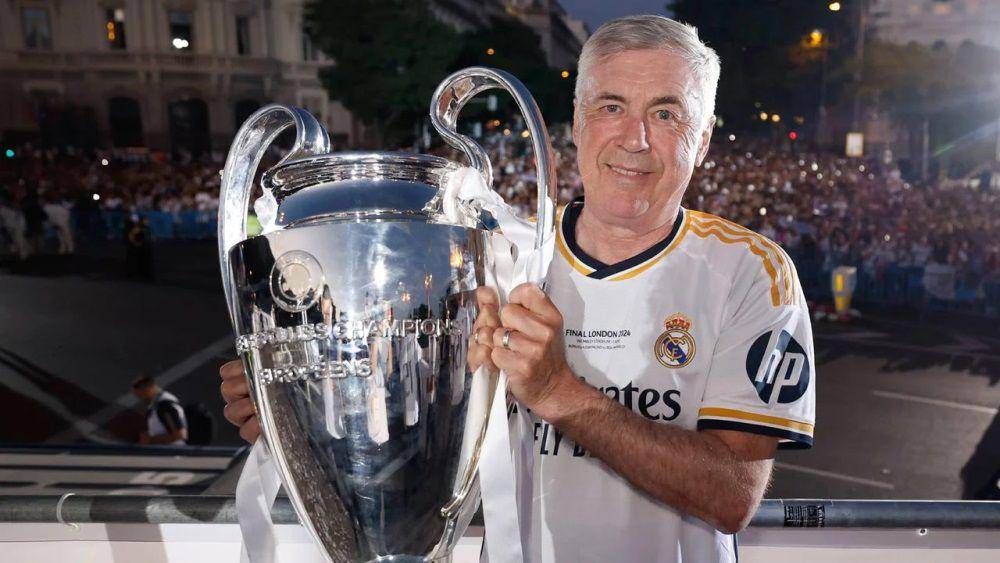 Carlo Ancelotti mengangkat trofi Liga Champions Eropa 2023/2024. (realmadrid.com)