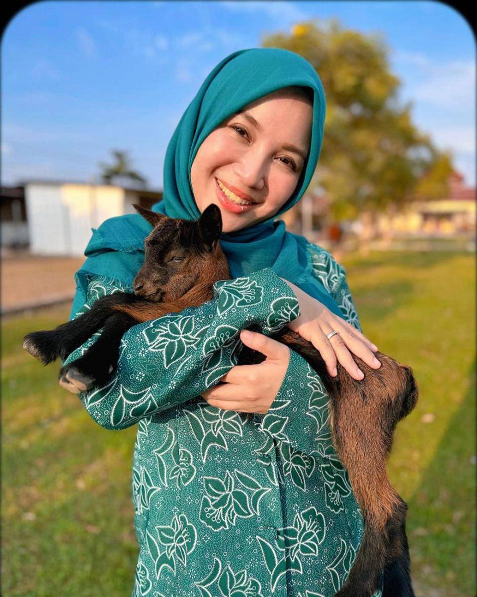 potret Chacha Frederica sambut kelahiran anak kambing kesayangan (instagram.com/chafrederica)