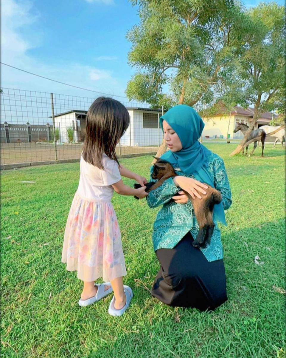 potret Chacha Frederica sambut kelahiran anak kambing kesayangan (instagram.com/chafrederica)