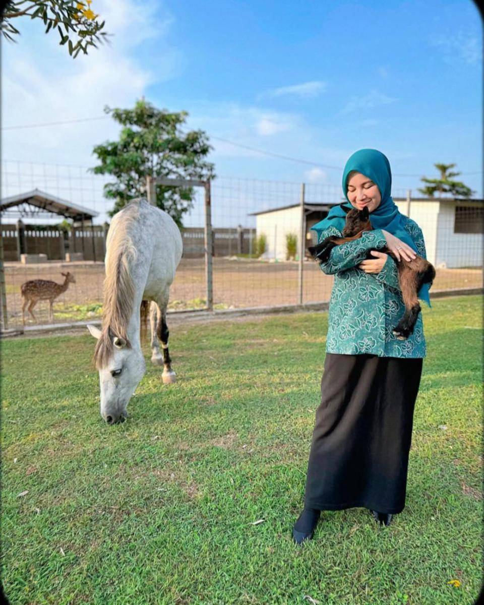 potret Chacha Frederica sambut kelahiran anak kambing kesayangan (instagram.com/chafrederica)