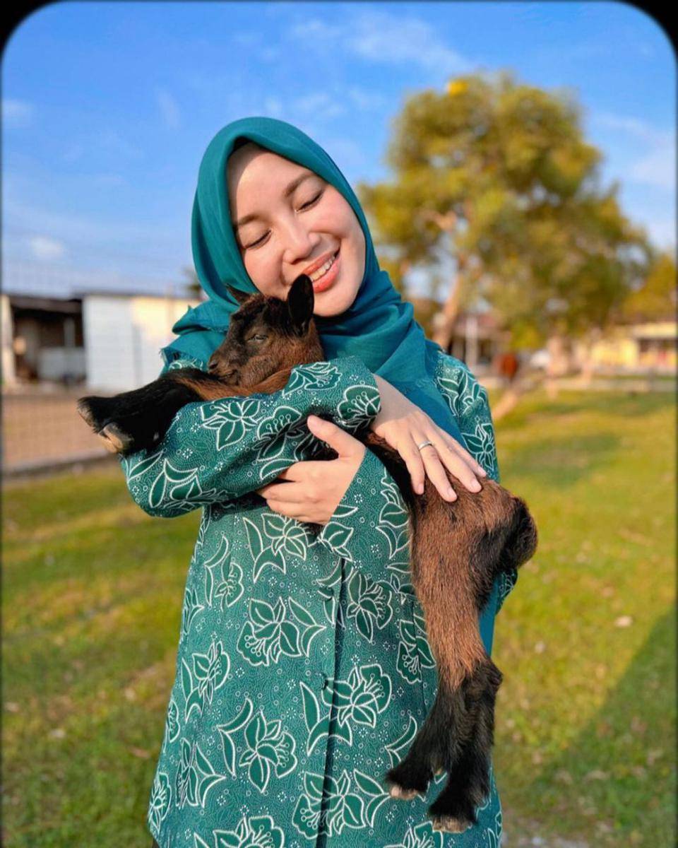 potret Chacha Frederica sambut kelahiran anak kambing kesayangan (instagram.com/chafrederica)