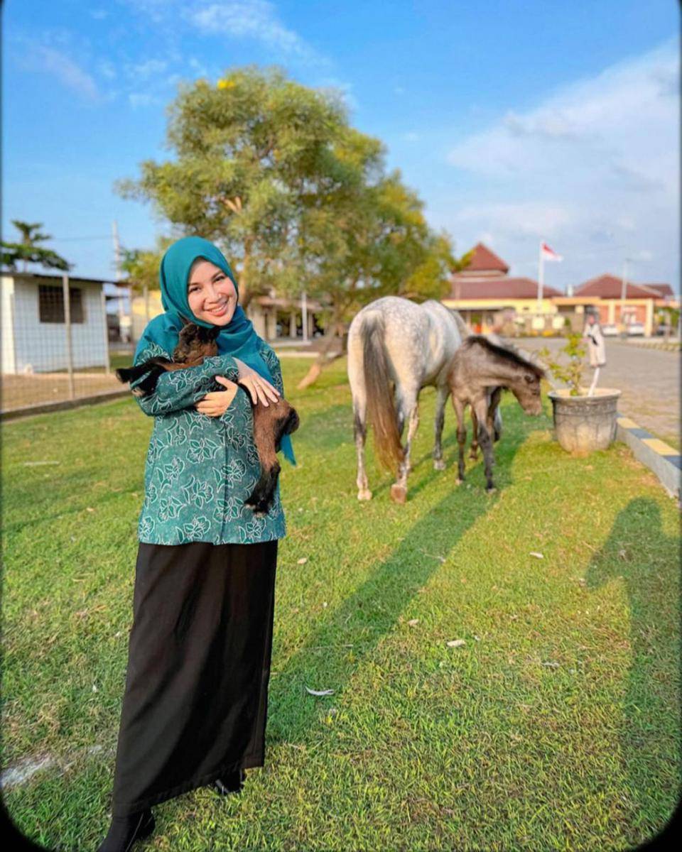 potret Chacha Frederica sambut kelahiran anak kambing kesayangan (instagram.com/chafrederica)