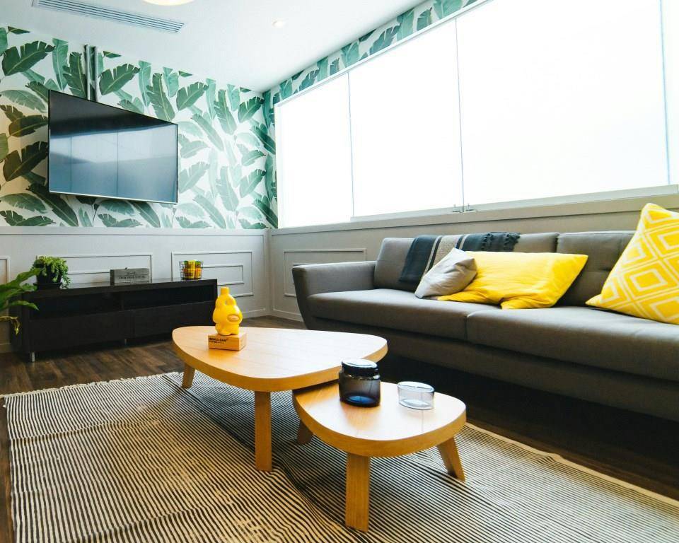 ilustrasi dinding hijau emerald dan bantal sofa kuning (unsplash.com/Dan Gold)
