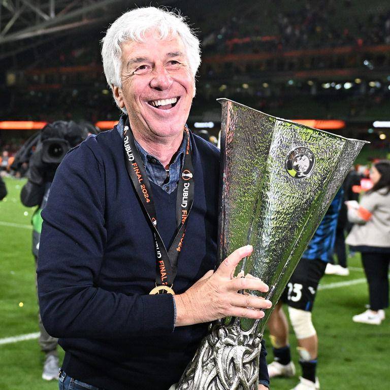 Gian Piero Gasperini mengangkat trofi Liga Europa 2023/2024. (x.com/EuropaLeague)