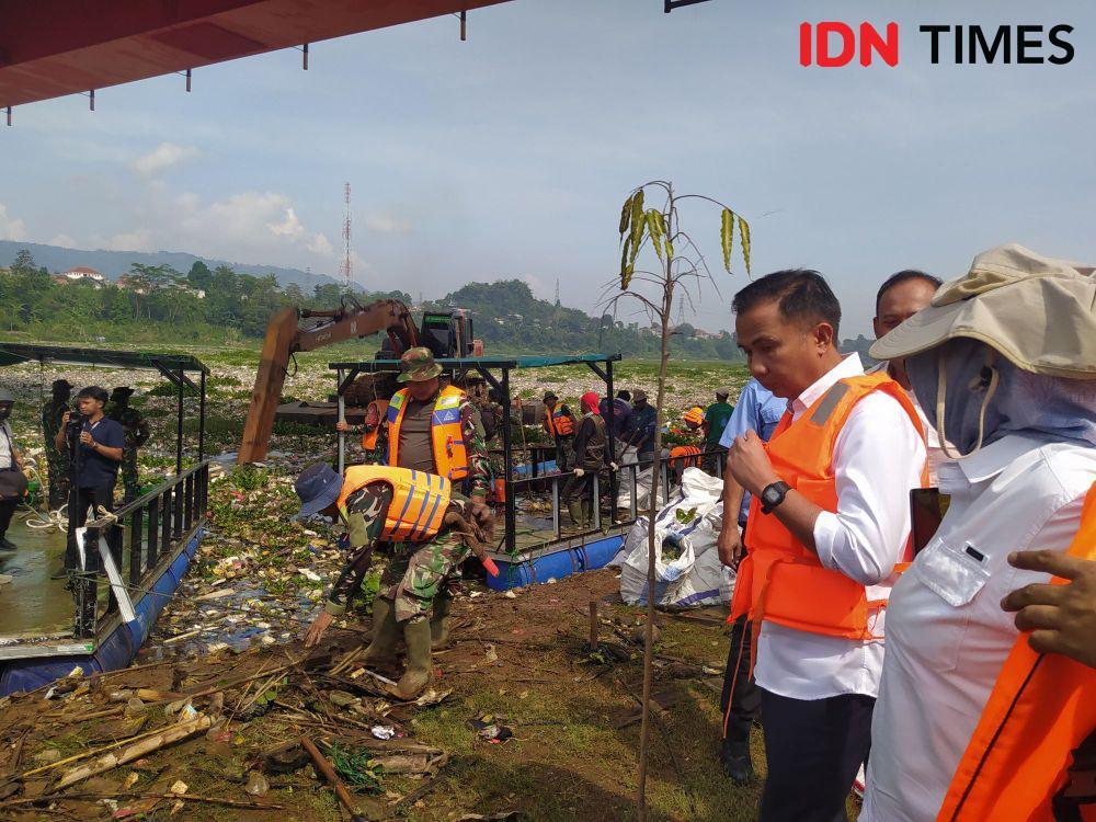 Bey: Lautan Sampah di Sungai Citarum Akibat Sedimentasi DAS