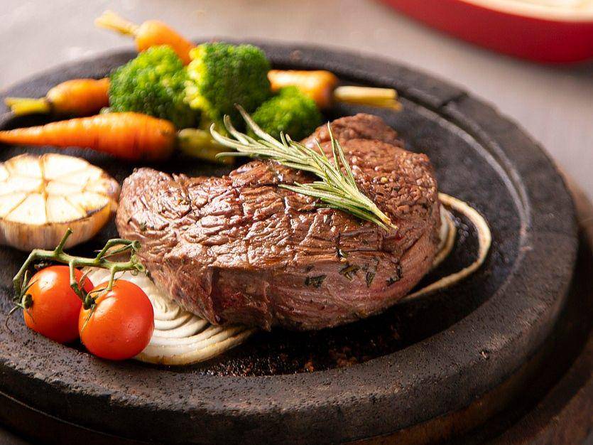 Illustrasi steik daging sapi (pixabay.com/phamkhanhquynhtrang)