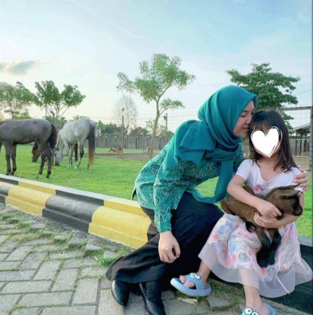 potret Chacha Frederica sambut kelahiran anak kambing kesayangan (instagram.com/chafrederica)