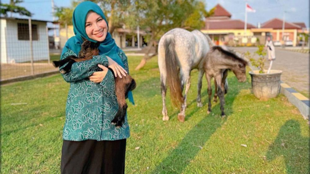 8 Momen Chacha Frederica Sambut Kelahiran Bayi Kambing, Happy