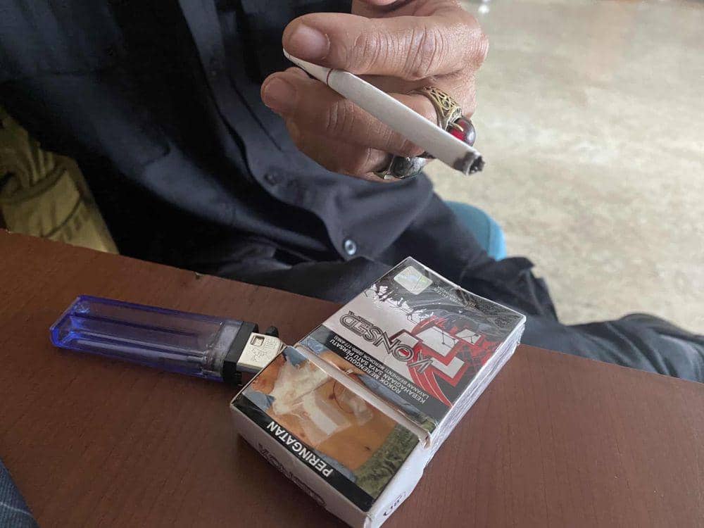 Aktivitas perokok di Banjarmasin.