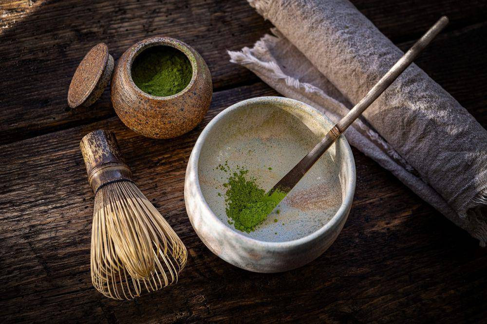 ilustrasi matcha dan alat-alat untuk membuatnya (pixabay.com/Mirko Stödter)