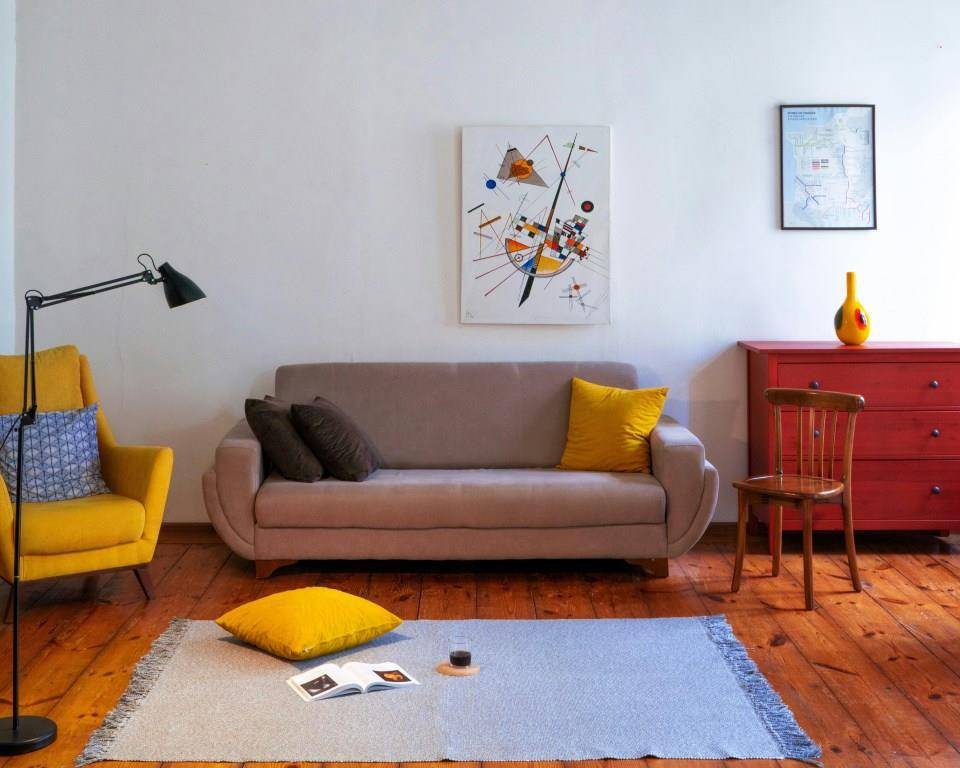 ilustrasi sofa kuning mustard dan lemari laci cokelat kemerahan (unsplash.com/Oksana Taran)