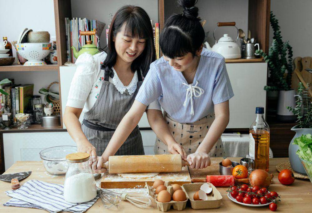 ilustrasi sedang membantu teman memasak(pexels.com/ Katerina Holmes)