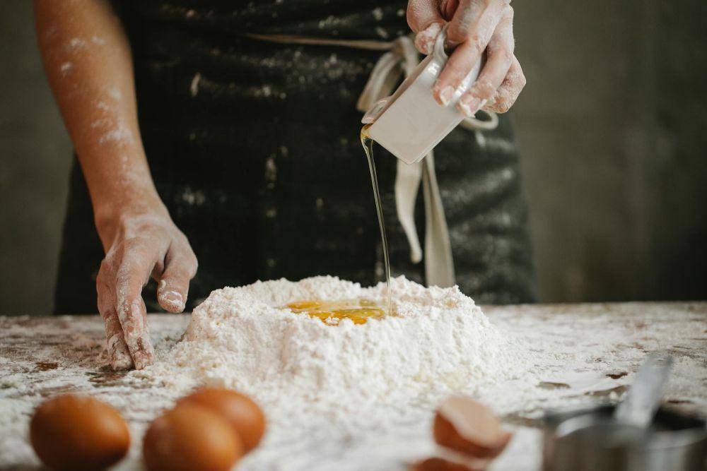 ilustrasi seseorang membuat kue (pexels.com/Klaus Nielsen)