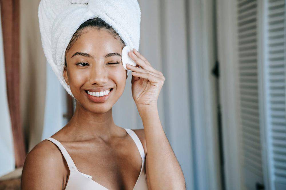 Ilustrasi perempuan mengaplikasikan skincare (Pexels.com/Sora Shimazaki)