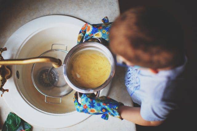 ilustrasi membuang air rebusan (pexels.com/id-id/vikki)