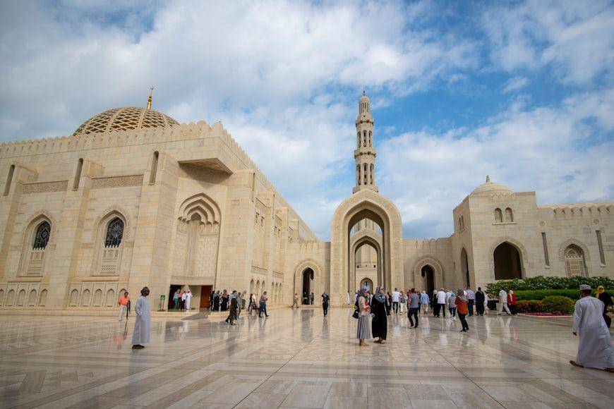 potret Sultan Qaboos Mosque di Oman (unsplash.com/@journaway)