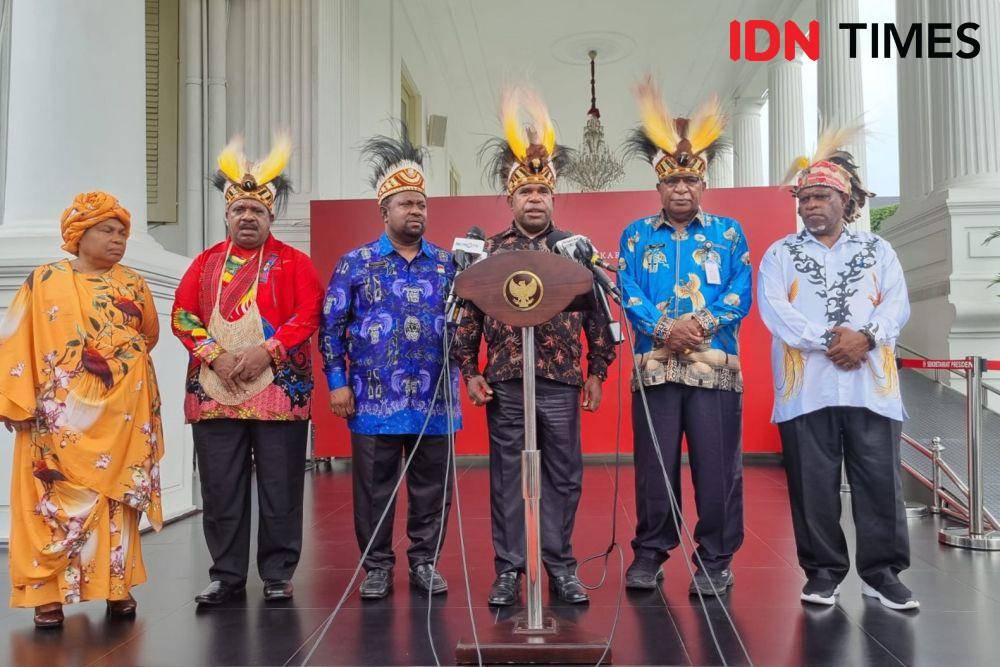 Majelis Rakyat Papua (MRP) se-Pulau Papua bertemu Presiden Jokowi di Istana Kepresidenan Jakarta, Rabu (12/6/2024) (IDN Times/Ilman Nafi'an)