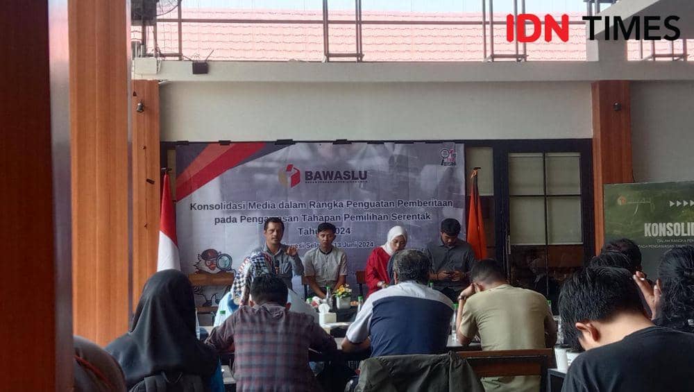 Kepala Divisi Data dan Informasi Bawaslu Sulsel, Alamsyah (kiri), saat kegiatan konsolidasi media di Kafe Plazgozz, Makassar, Rabu (13/6/2024). (IDN Times/Asrhawi Muin)