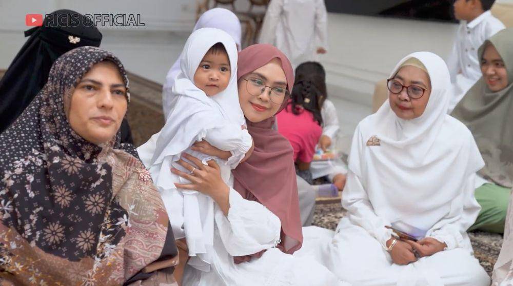 pengajian dan syukuran Ria Ricis haji (YouTube.com/Ricis Official)