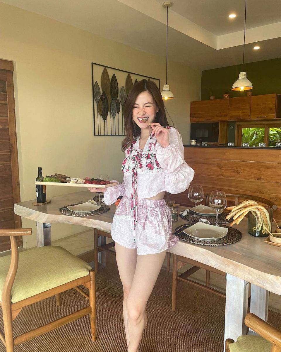 mix and match short pants ala Baifern Pimchanok (instagram.com/baifernbah)