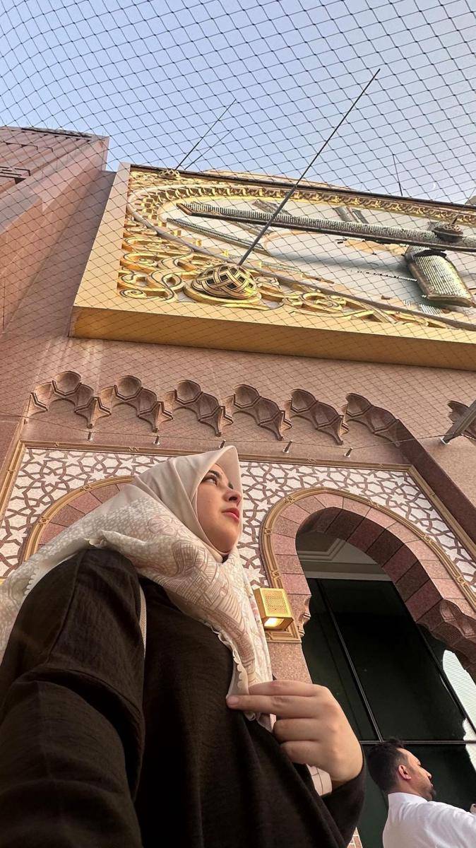 potret Risty Tagor eksplorasi Zamzam Tower (instgaram.com/ristytagor)