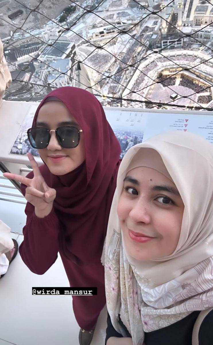 potret Risty Tagor eksplorasi Zamzam Tower (instgaram.com/ristytagor)