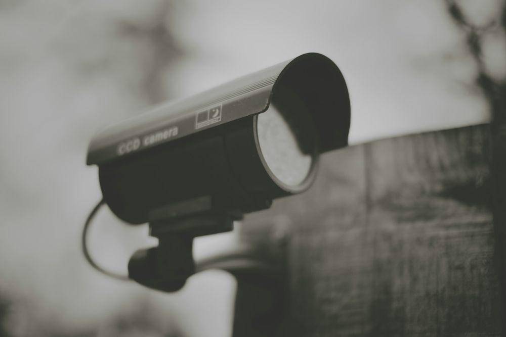 ilustrasi pemasangan CCTV yang benar (unsplash.com/Joe Gadd)