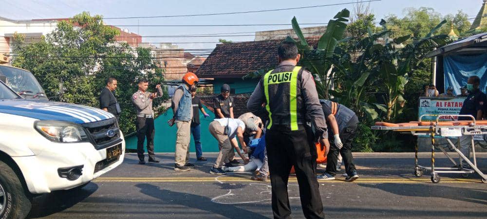 Evakuasi korban kecelakaan pemotor perempuan di Jalan Raden Panji Suroso, Kecamatan Blimbing, Kota Malang. (Dok. Gakkum Satlantas Polresta Malang Kota)