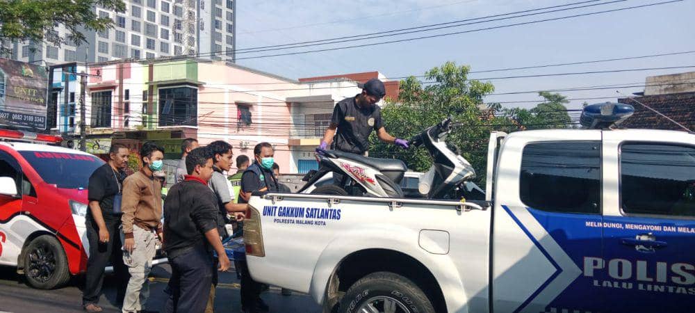 Evakuasi korban kecelakaan pemotor perempuan di Jalan Raden Panji Suroso, Kecamatan Blimbing, Kota Malang. (Dok. Gakkum Satlantas Polresta Malang Kota)