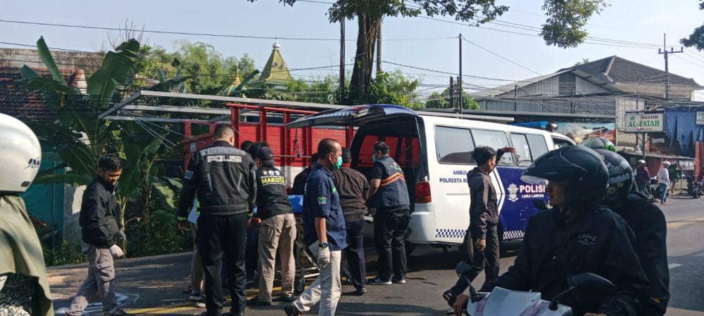 Evakuasi korban kecelakaan pemotor perempuan di Jalan Raden Panji Suroso, Kecamatan Blimbing, Kota Malang. (Dok. Gakkum Satlantas Polresta Malang Kota)