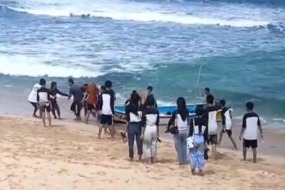 3 Wisatawan Asal Ngawi Terseret Ombak di Pantai Drini