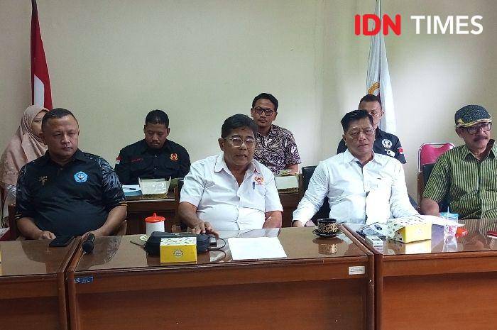 Ketua Koni Banyumas Bambang Setiawan (kedua dari kiri) bersama pengurus lainnya saat menjelaskan soal mutasi atlet, Kamis (13/6/2024).(IDN Times/Cokie Sutrisno)