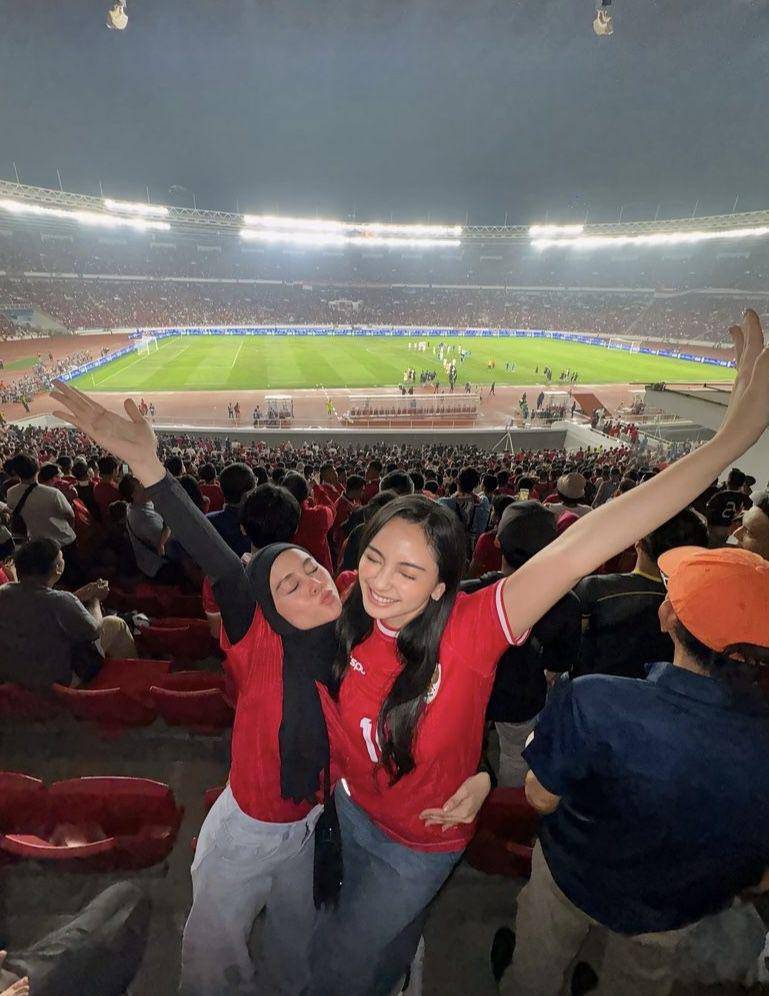 potret Valerie Tifanka nonton timnas bareng Lesti Kejora (instagram.com/valtifanka)