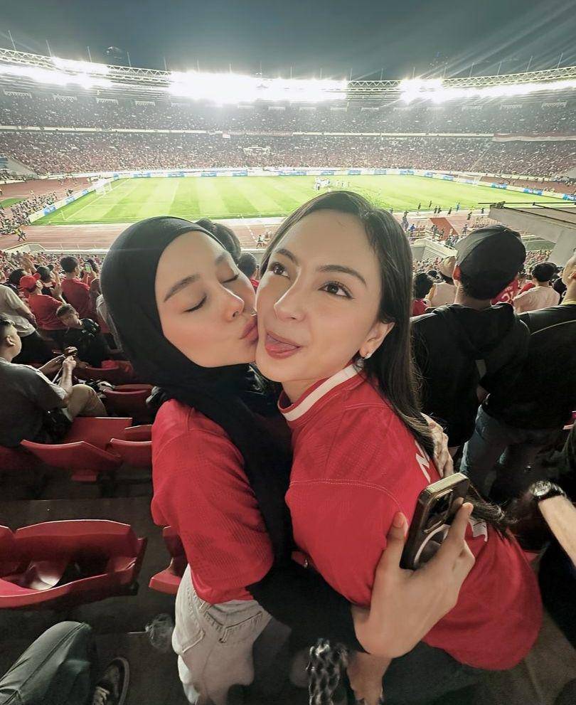 potret Valerie Tifanka nonton timnas bareng Lesti Kejora (instagram.com/valtifanka)