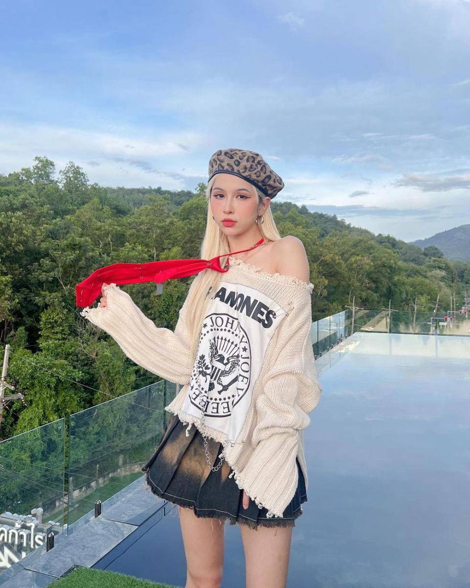 Hannah 4EVE (instagram.com/hannah_kmz)