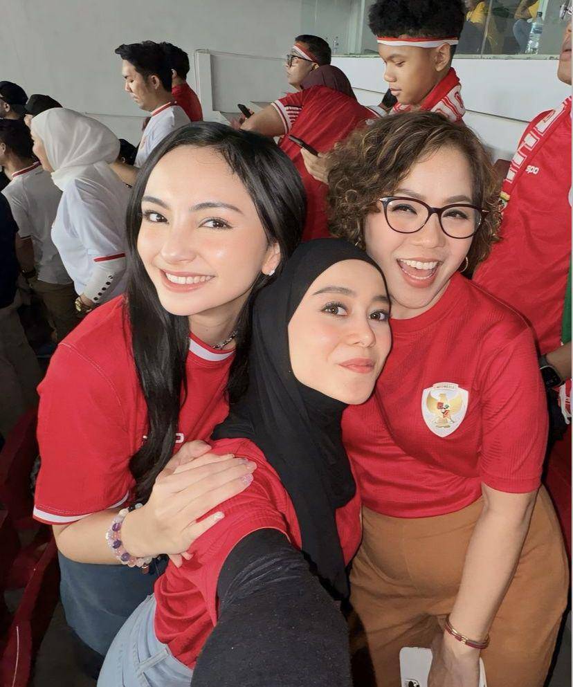 potret Valerie Tifanka nonton timnas bareng Lesti Kejora (instagram.com/valtifanka)