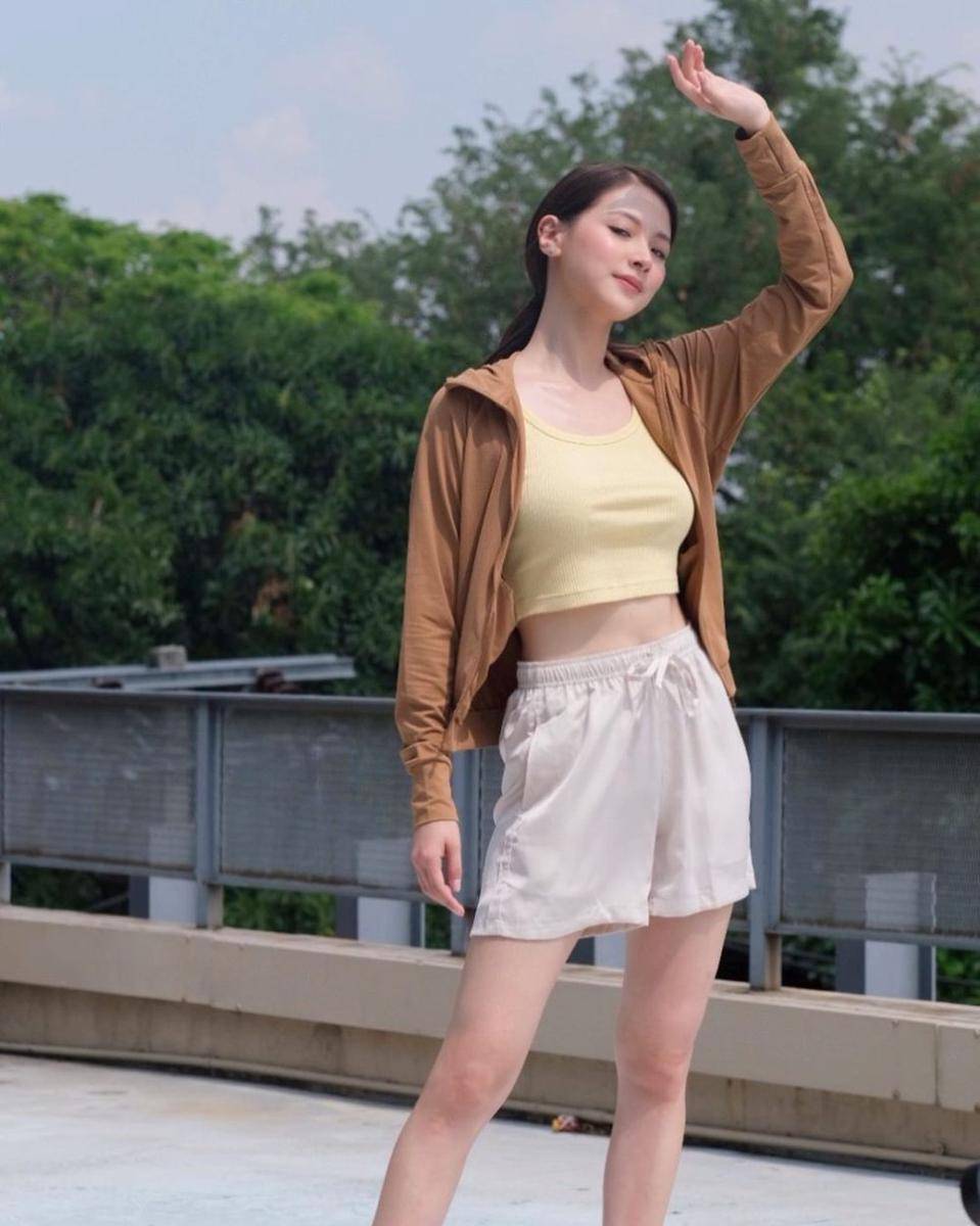 mix and match short pants ala Baifern Pimchanok (instagram.com/baifernbah)