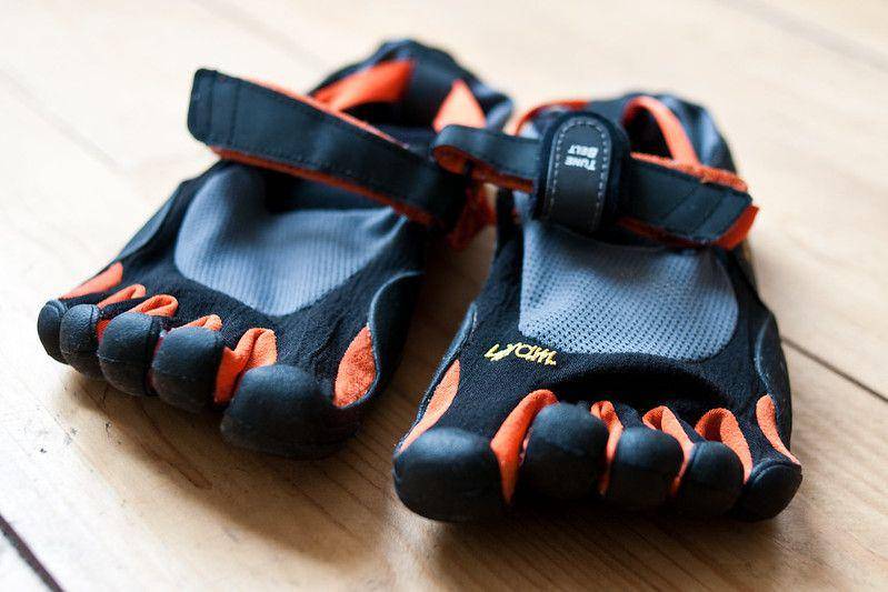 ilustrasi sepatu barefoot untuk lari (flickr.com/Gian)