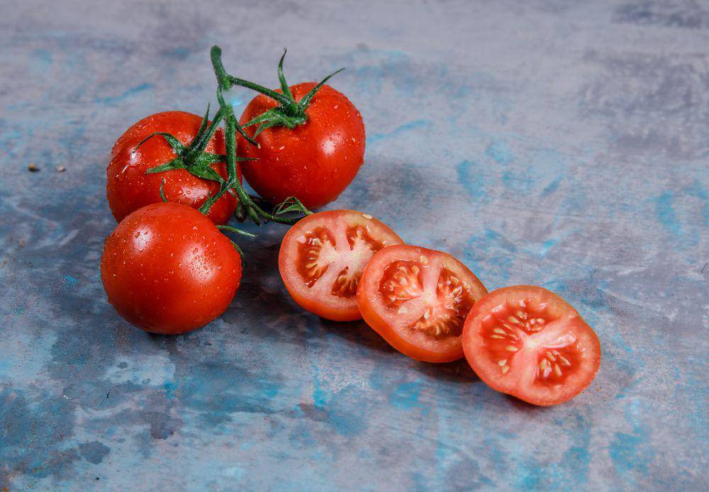 ilustrasi tomat merah (freepik.com/8photo)