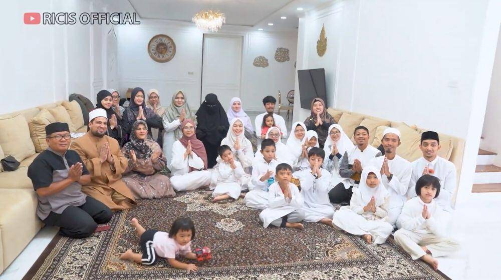 pengajian dan syukuran Ria Ricis haji (YouTube.com/Ricis Official)