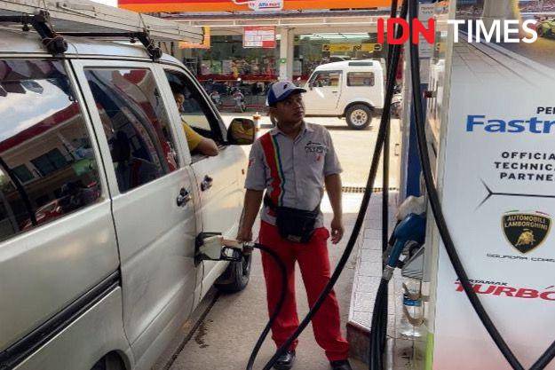 Petugas SPBU KDA Batam saat melakukan pengisian bahan bakar minyak (IDN Times/Putra Gema Pamungkas)