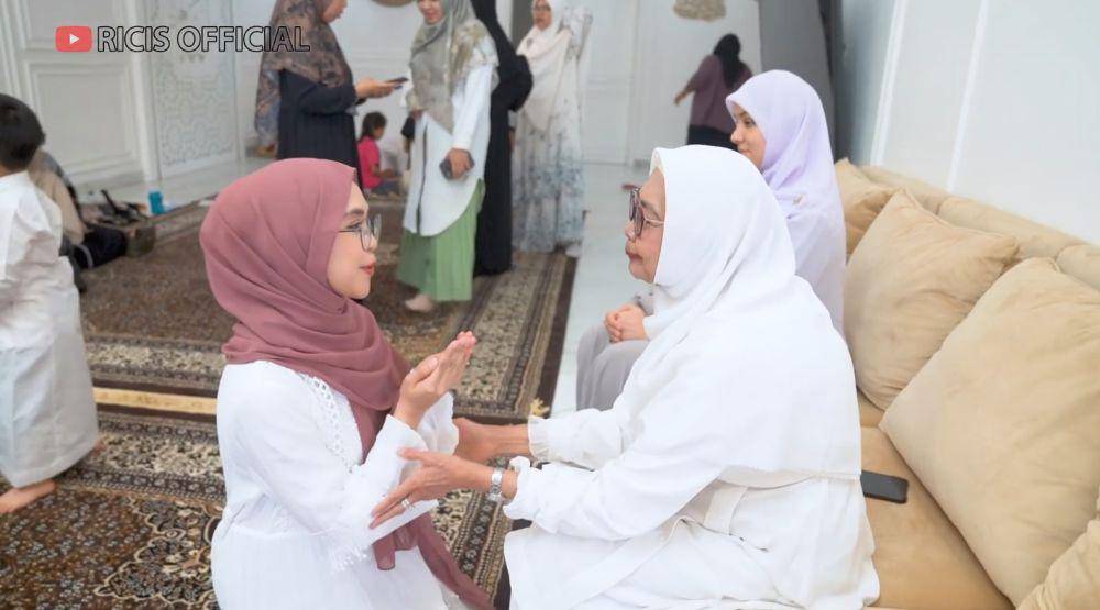 pengajian dan syukuran Ria Ricis haji (YouTube.com/Ricis Official)