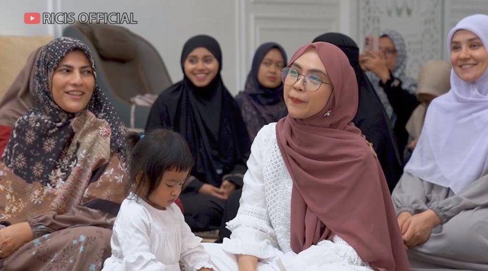 pengajian dan syukuran Ria Ricis haji (YouTube.com/Ricis Official)