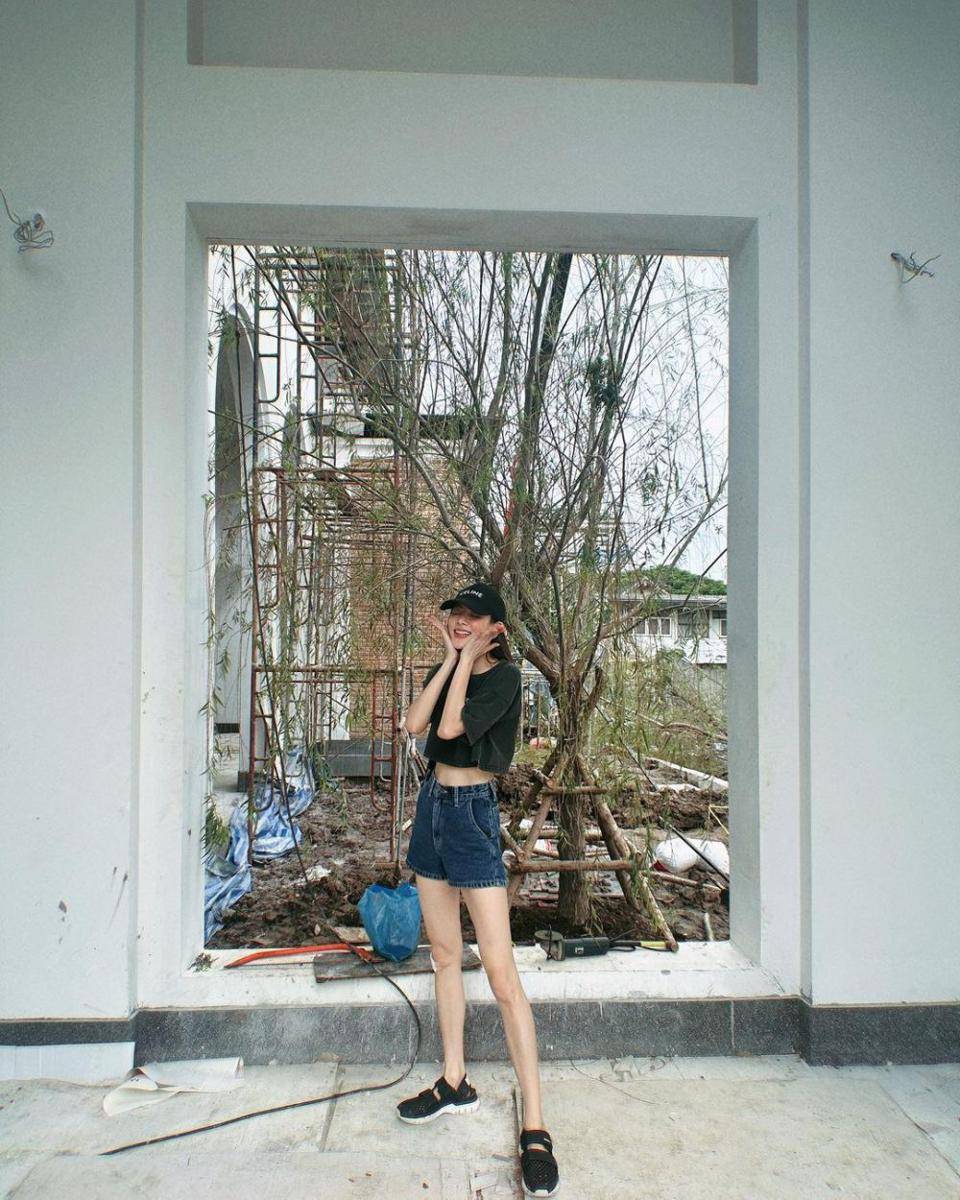mix and match short pants ala Baifern Pimchanok (instagram.com/baifernbah)