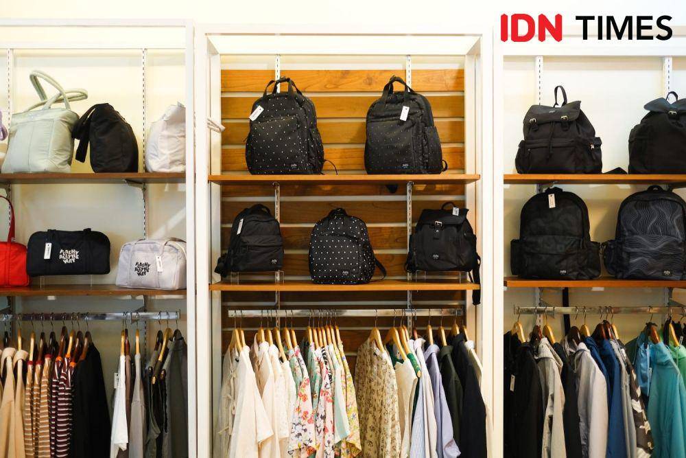 Jenama mode lokal asal Bandung Jawa Barat, Flashy beradaptasi dengan perkembangan zaman sejak lahir di era krisis moneter. (IDN Times/Amir Faisol)