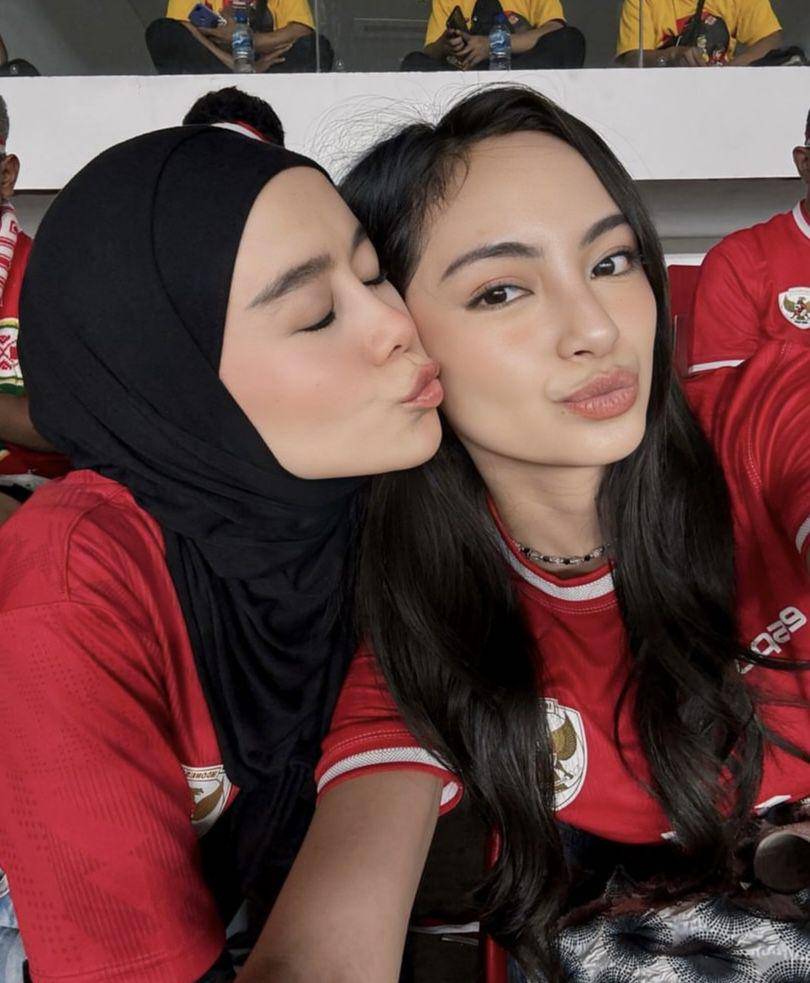 potret Valerie Tifanka nonton timnas bareng Lesti Kejora (instagram.com/valtifanka)